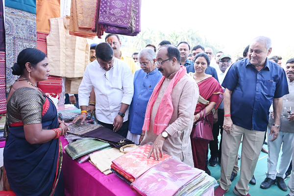 स्थानीय उत्पादों को बाजार उपलब्ध कराने और ग्रामीण महिलाओं को सशक्त बनाने का जरिया है सरस मेला-श्री अरूण साव