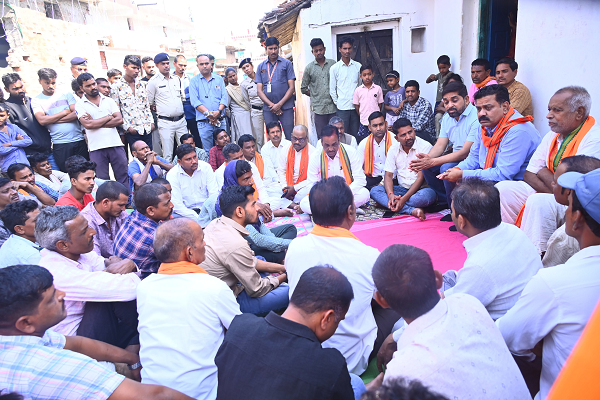 उपमुख्यमंत्री श्री विजय शर्मा ने सड़क हादसे में मृतकों के परिजनों से मिलकर दी सांत्वना 