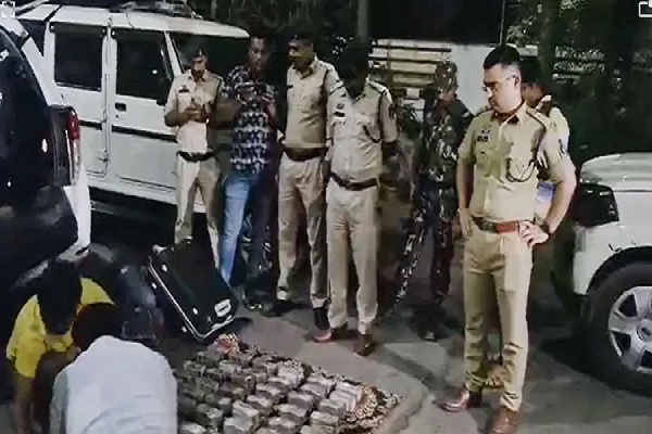 रायपुर में कार सवार युवकों से करोड़ों की नगदी बरामद, हवाला का शक