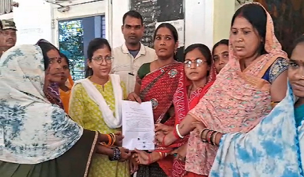 CMO के खिलाफ स्वच्छता दीदियों ने खोला मोर्चा, लगाये कई गम्भीर आरोप