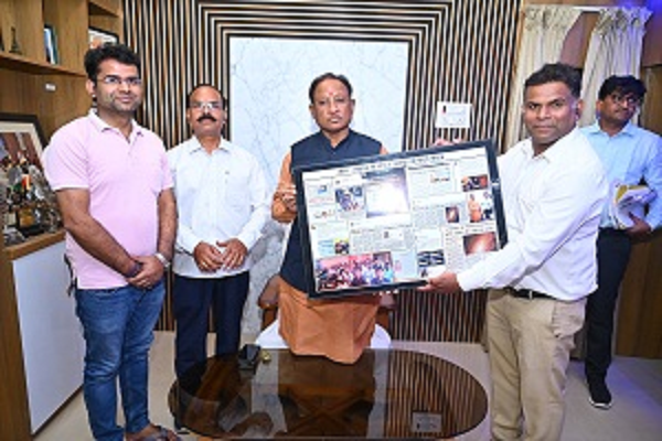 मुख्यमंत्री को शिक्षक ने दी जशपुर की विज्ञान उपलब्धियां दर्शाती चित्रों का एल्बम