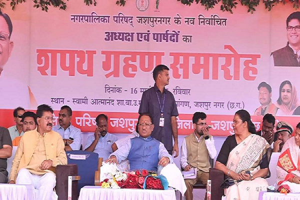 सीएम साय की उपस्थिति में नपा परिषद जशपुर के अध्यक्ष-पार्षदों ने ली शपथ