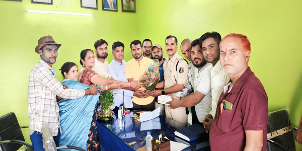 ग्राम पंचायत सांकरा के सरपंच रघुनाथ साहू एवं समस्त पंचगण  बालेश्वर लहरे को पुष्प गुच्छे देकर  शांति बनाए रखने पुलिस सहायक बनाये रखने सूचना दिए साथ ही होली की बधाई दिए 
