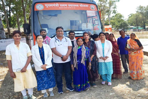 मोबाइल मेडिकल यूनिट से स्वच्छता दीदीयों का स्वास्थ्य परीक्षण
