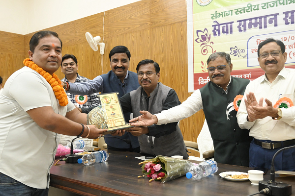 कमिश्नर ने किया सेवानिवृत्त अधिकारियों का सम्मान राजपत्रित अधिकारियों को दी बधाई