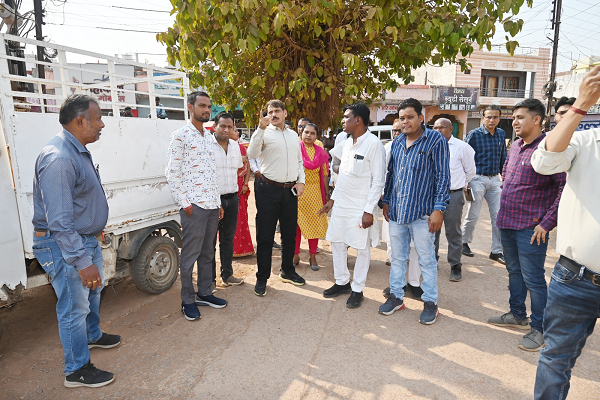 कलेक्टर श्री गोपाल वर्मा और नगर पालिका अध्यक्ष श्री सीपी चन्द्रवंशी ने ठाकुर देव चौक से हाईटेक बस स्टैंड तक सड़क चौड़ीकरण कार्य का किया निरीक्षण