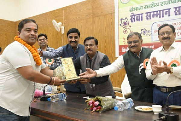 कमिश्नर ने किया सेवानिवृत्त अधिकारियों का सम्मान