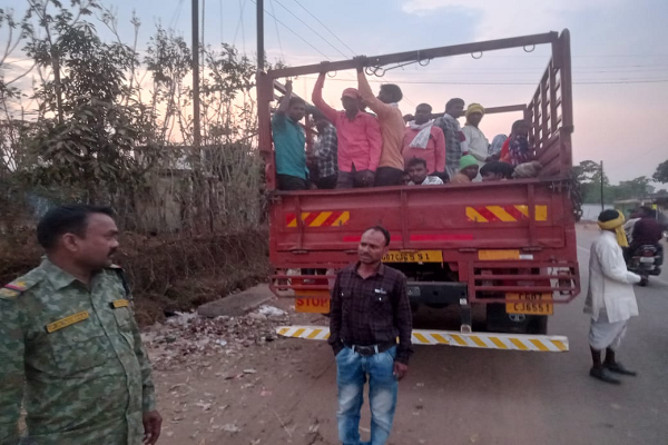 मालवाहक वाहनों में सवारी ढोने पर कार्रवाई, शपथ पत्र भी भरवा रही पुलिस