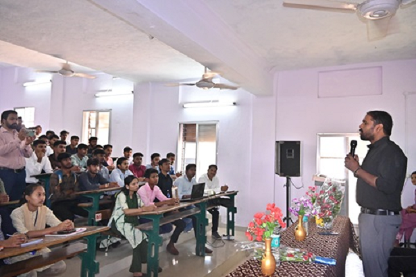 कलेक्टर पहुंचे पॉलीटेक्निक कॉलेज