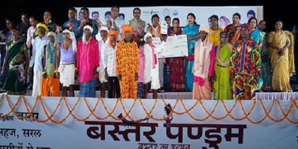 बस्तर पंडुम के समापन कार्यक्रम में अतिथियों ने विजयी प्रतिभागियों को किया पुरस्कृत