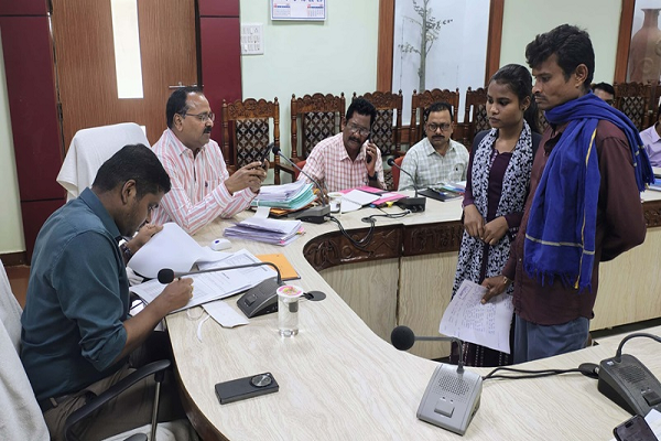 कलेक्टर जनदर्शन में आमजनों ने सड़क-पेयजल के लिए दी आवेदन