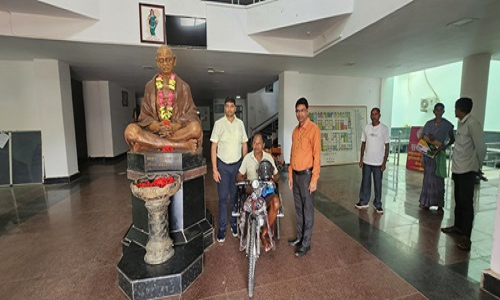 दुर्घटना में घायल हितग्राही को दिया गया बैटरी चलित ट्रायसायकल