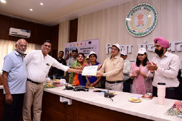 टीबी रोग उन्मूलन के क्षेत्र में उत्कृष्ट कार्य करने वाले स्वास्थ्य कार्यकर्ताओं एवं निक्षय मित्रों का किया गया सम्मान