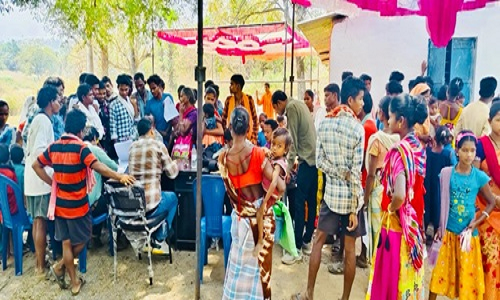 माओवाद प्रभावित क्षेत्र लखापाल और चिंतलनार में लगा आधार पंजीयन शिविर