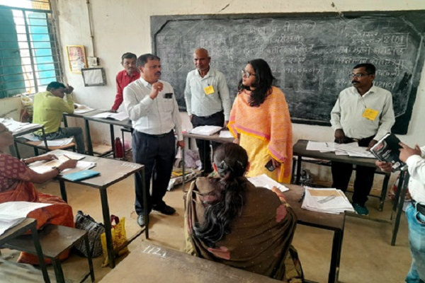 कलेक्टर ने किया बोर्ड परीक्षा मूल्यांकन कार्यों का निरीक्षण