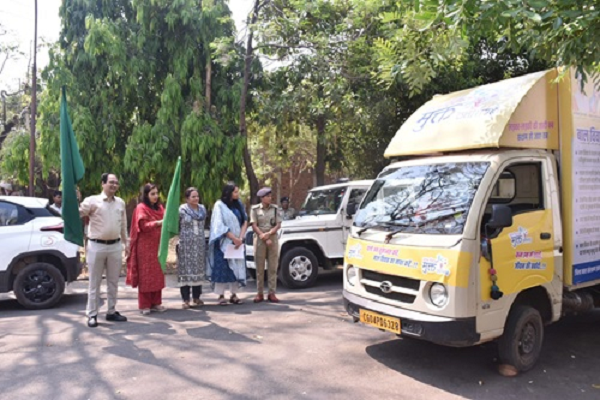 कलेक्टर ने बाल विवाह रोकथाम के प्रचार-प्रचार के लिए चलित वाहन को हरी झण्डी दिखाकर किया रवाना