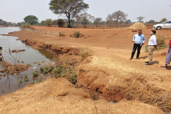 कलेक्टर ने भाठागांव बी पहुँचकर जल जतन अभियान के कार्यों का लिया जायजा