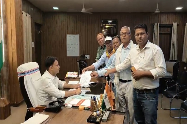 बालोद में आदिवासी किसानों की 52 एकड़ जमीन हड़पने का मामला गरमाया, आदिवासी भूख हड़ताल पर