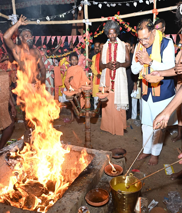 संतों का आशीर्वाद, जनसेवा का संकल्प: मुख्यमंत्री साय की विश्व शांति अखंड ब्रह्मयज्ञ में आस्था भरी उपस्थिति