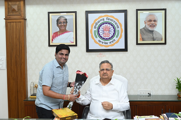 भाजयुमो नेता अजय रोहरा ने विधानसभा अध्यक्ष डॉ रमन सिंह को दी चेटीचंद की बधाई