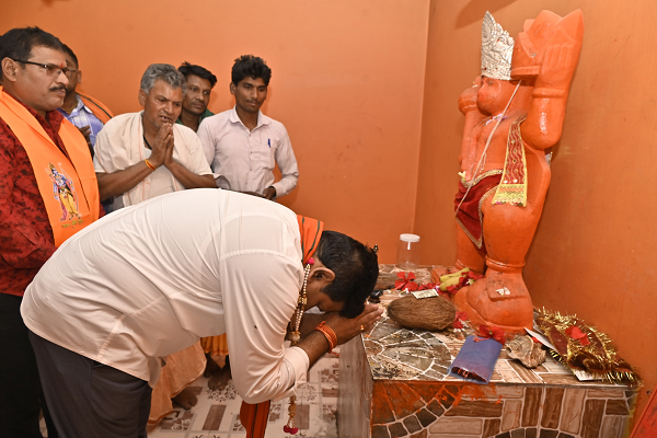 उपमुख्यमंत्री श्री विजय शर्मा ने कवर्धा में किए मंदिर दर्शन, नवरात्रि पर्व की दी शुभकामनाएं
