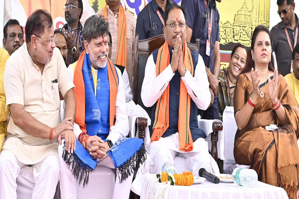 मुख्यमंत्री श्री विष्णु देव साय ने स्वतंत्रता संग्राम सेनानी मधुसूदन दास की प्रतिमा पर किया माल्यार्पण