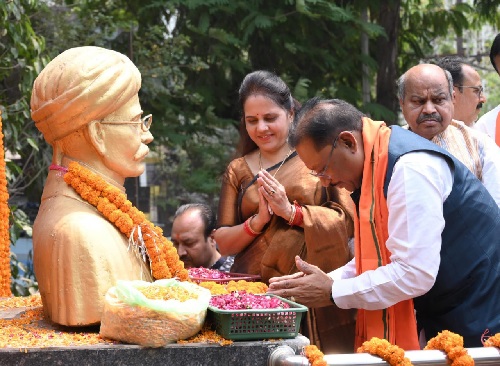 मुख्यमंत्री ने स्वतंत्रता संग्राम सेनानी मधुसूदन दास की प्रतिमा पर किया माल्यार्पण