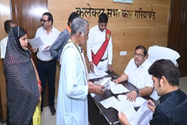 कलेक्टर ने जनदर्शन में सुनी नागरिकों की समस्याएं