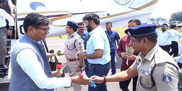 वित्त मंत्री और जिले के प्रभारी मंत्री ओपी चौधरी का आगडीह हवाई पट्टी में किया गया आत्मीय स्वागत