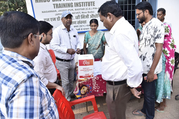 कमिश्नर डोमन सिंह ने स्वयं आवेदन प्राप्त कर आवेदकों का किया उत्साहवर्धन