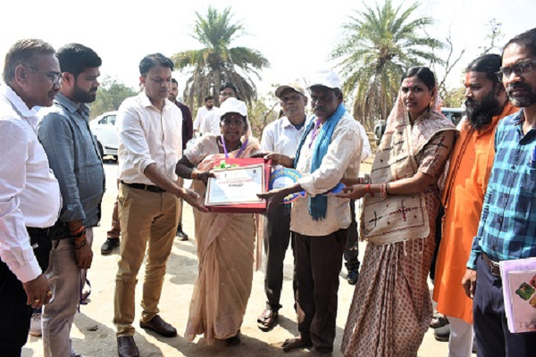 कलेक्टर ने प्रधानमंत्री आवास योजना के हितग्राही कलीराम दर्रो को कराया गृह प्रवेश