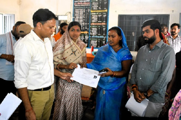 सुशासन तिहार : कलेक्टर ने कुंआगोंदी में पहुँचकर किया व्यवस्थाओं का अवलोकन