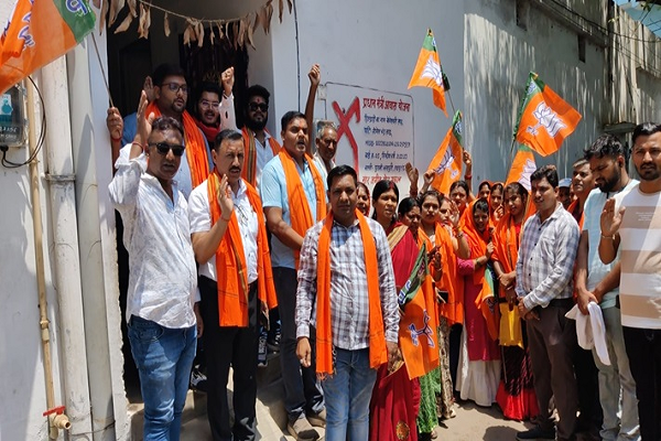 भाजपा ने स्थापना दिवस सेवा पखवाड़ा के तहत वार्ड चलो घर घर चलो अभियान चलाया