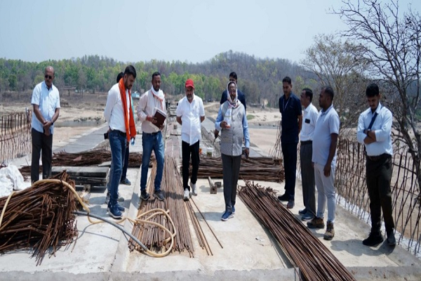 कन्हर नदी पर बन रहे पुल का मंत्री नेताम ने किया निरीक्षण