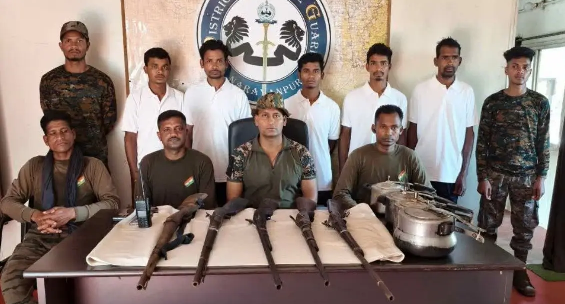 2 इनामी नक्सलियों समेत 5 ने किया सरेंडर, भरमार हथियार के साथ कुकर बम भी सौंपे