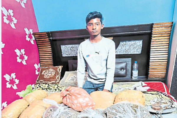 प्यार में बॉयफ्रेंड बना गांजा तस्कर, छापामार कार्रवाई में पकड़ाया तो मां-बेटी हो गई रफूचक्कर