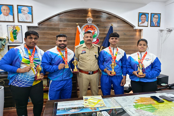कबीरधाम के खिलाड़ियों ने अंतरराष्ट्रीय मंच पर लहराया तिरंगा, पुलिस अधीक्षक श्री धमेन्द्र सिंह ने किया सम्मानित