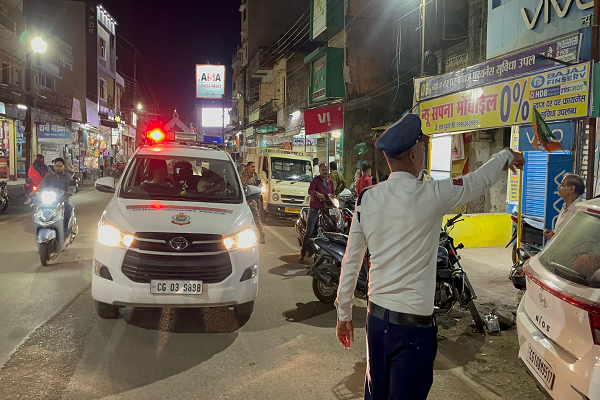 मुख्य सड़कों पर बेतरतीब पार्किंग एवं अतिक्रमण के खिलाफ कबीरधाम पुलिस और नगर पालिका की संयुक्त सख़्ती &ndash; 17 अप्रैल से होगी कठोर कार्रवाई