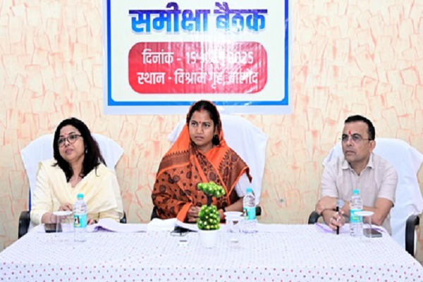 समीक्षा बैठक लेकर जिले में विभागीय योजनाओं की क्रियान्वयन की स्थिति की विस्तृत समीक्षा की