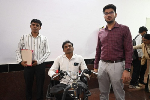 दिव्यांग रतन लाल को मिला मोटराइज्ड ट्राईसिकल