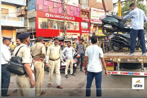 राजनांदगांव शहर के सर्विस लेन व बाजार क्षेत्रों में वाहनों के बेतरतीब पार्किंग होने से हर जगह जाम की स्थिति निर्मित हो रही है।