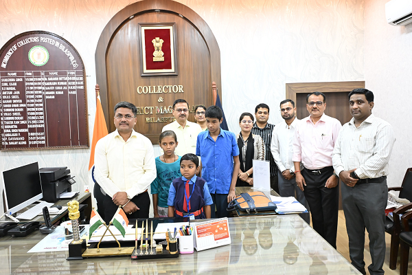  कलेक्टर ने दृष्टिबाधित बच्चों को पढ़ाई के लिए दिया मोबाईल