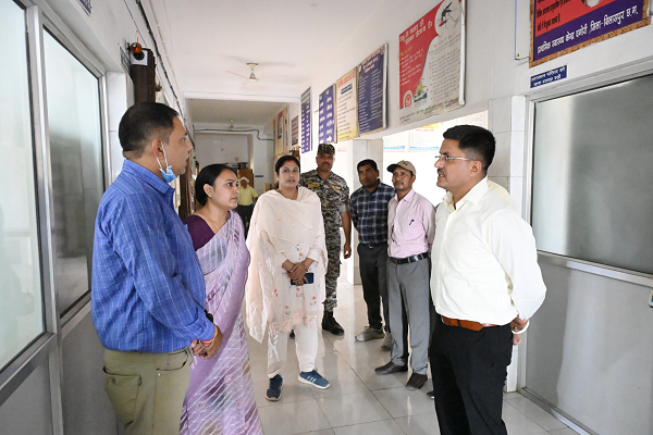  कलेक्टर ने अस्पतालों और राजस्व शिविरों का लिया जायजा