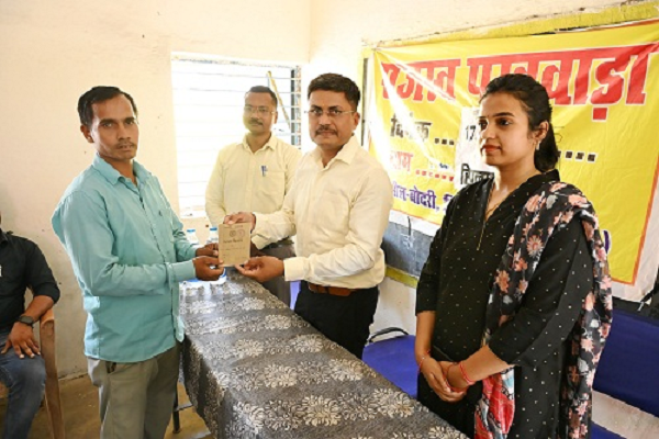 कलेक्टर ने अस्पतालों और राजस्व शिविरों का लिया जायजा