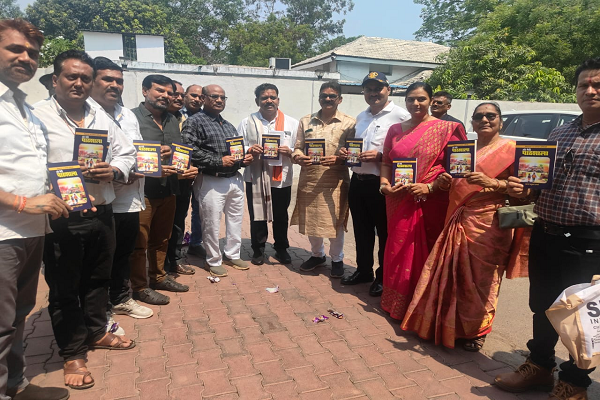  विद्यालय पर एकाग्र सागर के काव्य संग्रह " ओ मेरी पाठशाला" का उपमुख्यमंत्री ने किया विमोचन।