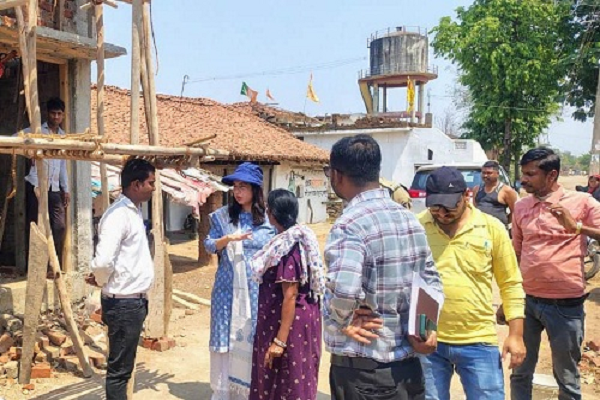 सीईओ ने घोरदा में निर्माणाधीन आवासों का किया निरीक्षण