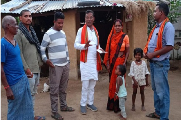 जिला पंचायत सदस्य गोपाल भूआर्य ने किया आवास सर्वेक्षण
