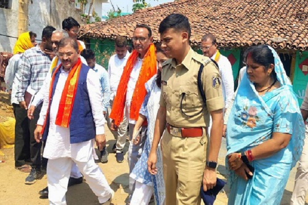 सांसद संतोष पाण्डेय ने ग्राम घोरदा में सोहागा बाई श्रीवास के मकान का किया आवास प्लस 2.0 में सर्वेक्षण