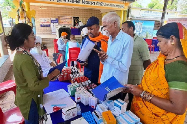 छत्तीसगढ़ सिख ऑफिसर्स वेलफेयर एसोसिएशन ने किया ग्राम टेमरी में निःशुल्क स्वास्थ्य शिविर का आय़ोजन