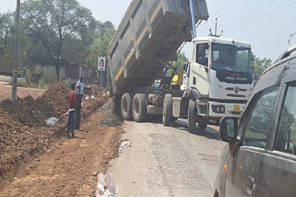 सड़क चौड़ीकरण निर्माण का नेशनल हाईवे के अधिकारियों ने निरीक्षण किया